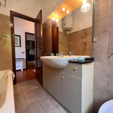 Liguria Sea And Mountains, 80 Sqm Facing The Highway, With Free Wi-fi, Parking, And A Terrace Appartement Rapallo