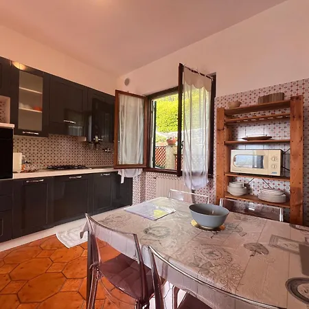 Liguria Sea And Mountains, 80 Sqm Facing The Highway, With Free Wi-fi, Parking, And A Terrace Appartement