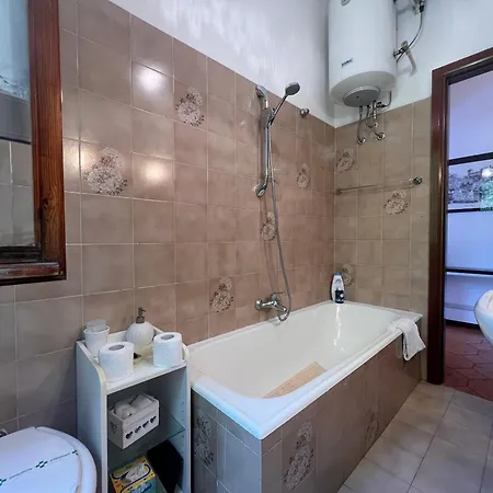 Liguria Sea And Mountains, 80 Sqm Facing The Highway, With Free Wi-fi, Parking, And A Terrace