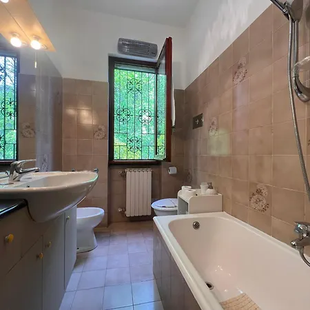 Welcome Riviera, Liguria Sea And Mountains, 80 Sqm Facing The Highway, With Free Wi-fi, Parking, And A Terrace Rapallo